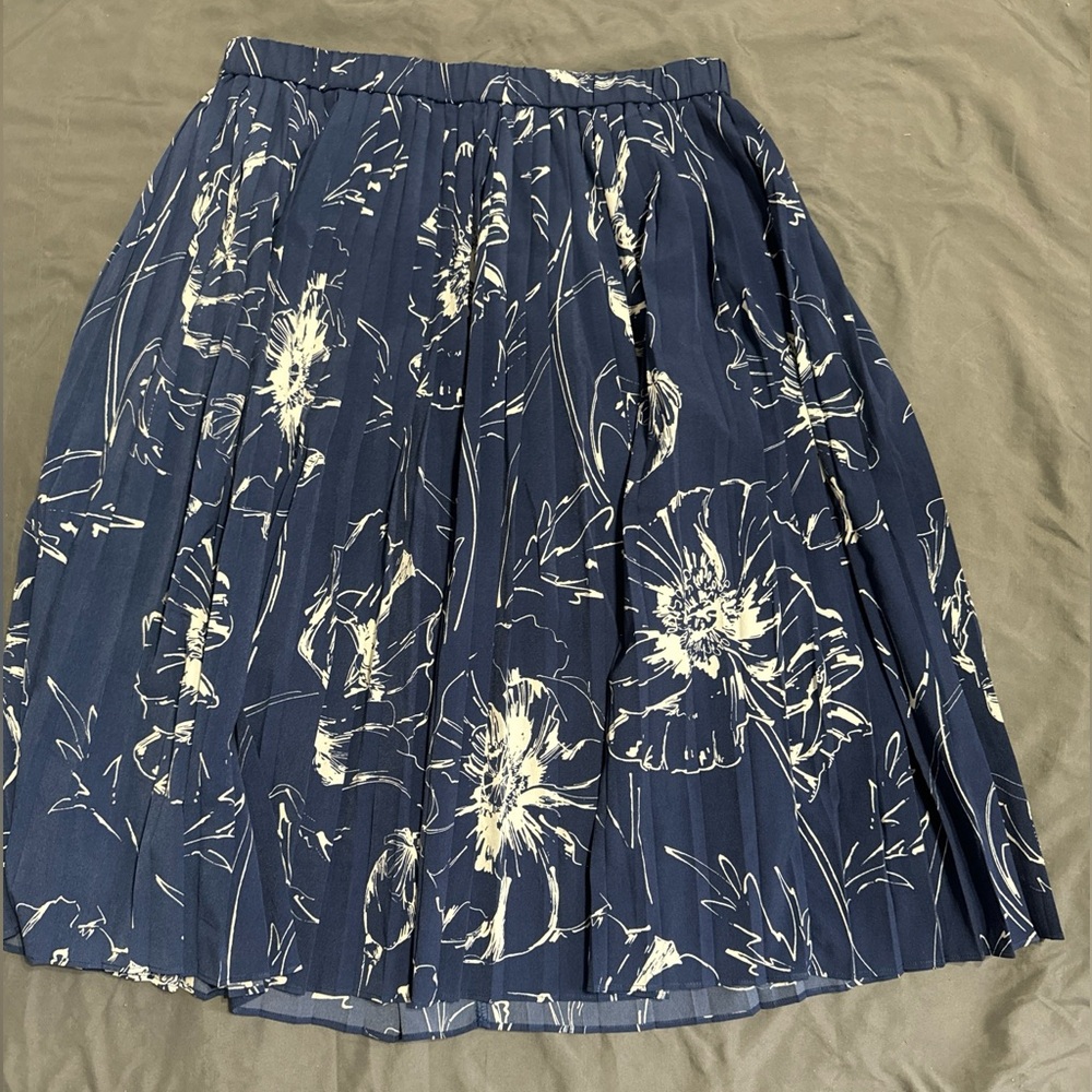 Banana Republic Navy with White Floral Pleated A-Line full midi Skirt